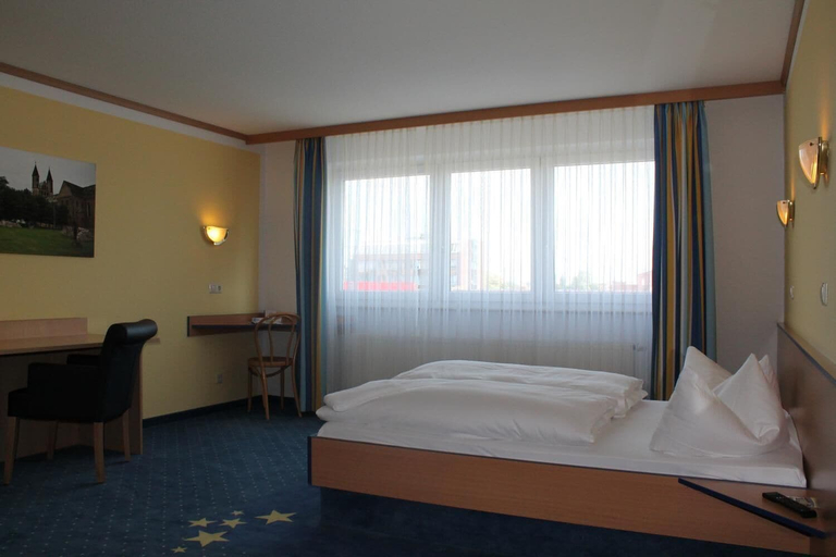 Bedroom 3, Sleep & Go Hotel Magdeburg, Magdeburg
