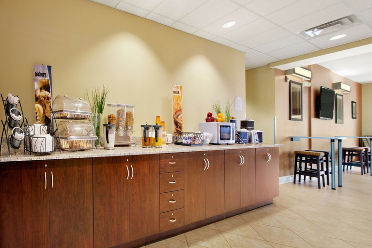 Food & Drinks 5, Microtel Inn & Suites by Wyndham Shelbyville, Bedford
