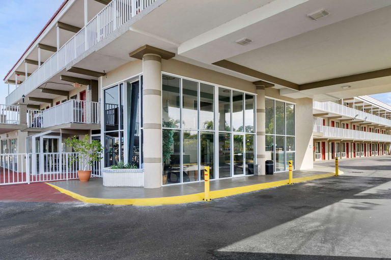 Exterior & Views 2, Rodeway Inn Clearwater - Largo, Pinellas