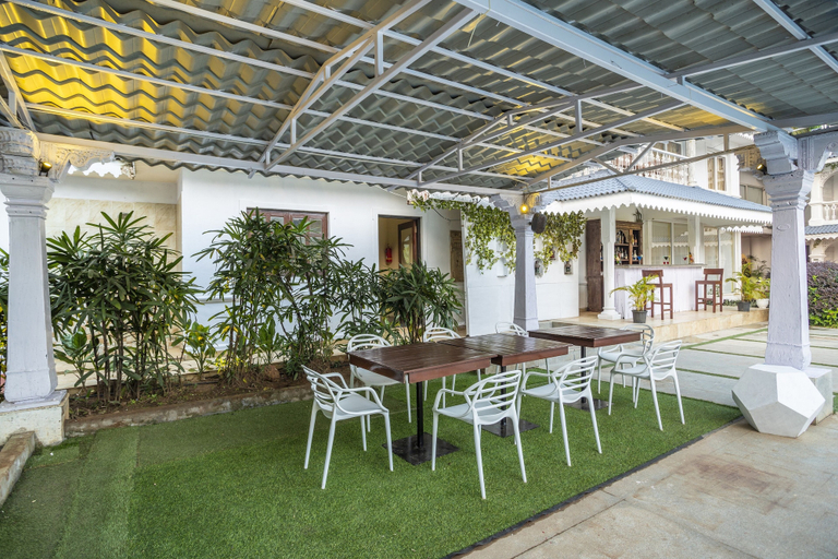 Food & Drinks 5, Stone Wood River Front, North Goa