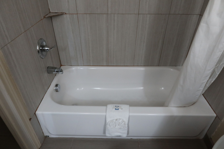 Bathroom 4, West Worth Inn and Suites, Tarrant