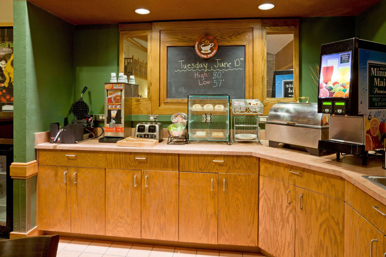 Food & Drinks 5, AmericInn by Wyndham Blue Earth, Faribault