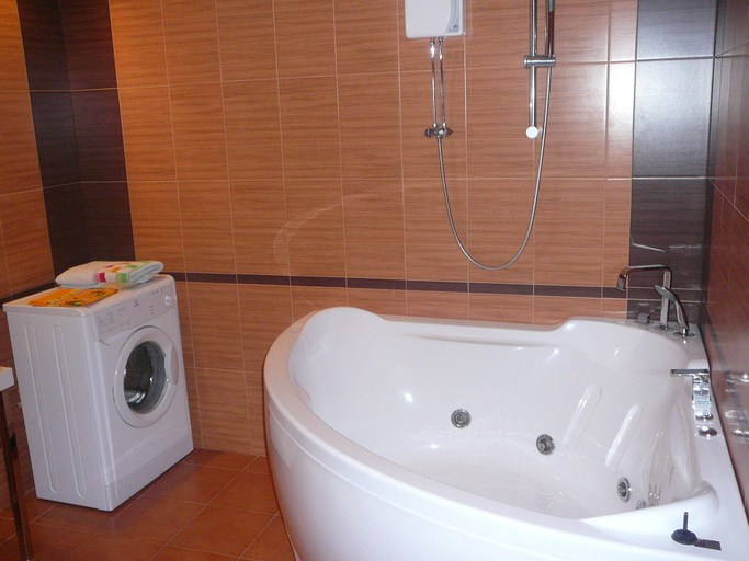 Bathroom 3, Apartment on Maxima Gorkogo 3, Tyumen'