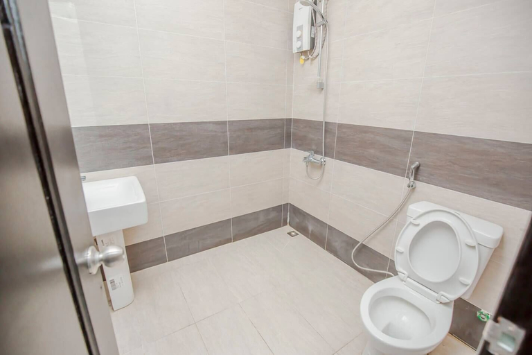 Bathroom, Rumduol Apartment, Phnom Penh