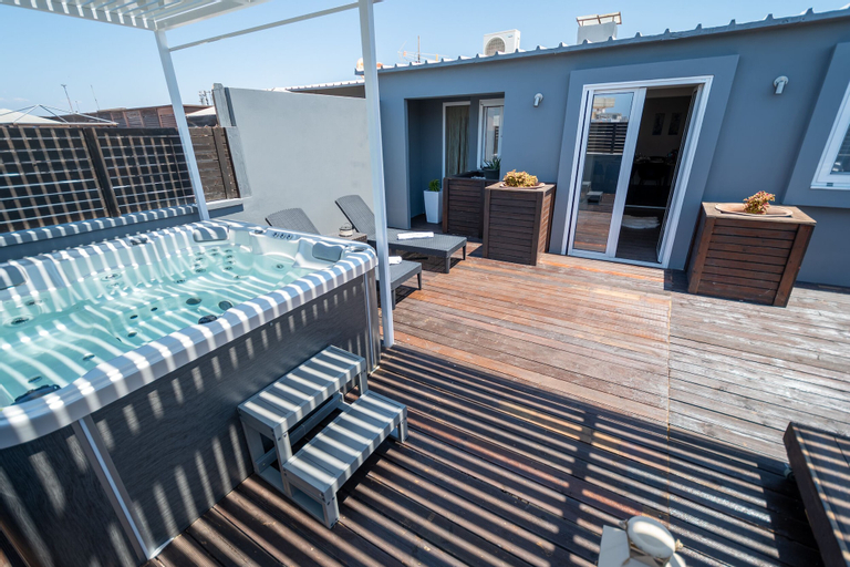 Exterior & Views 14