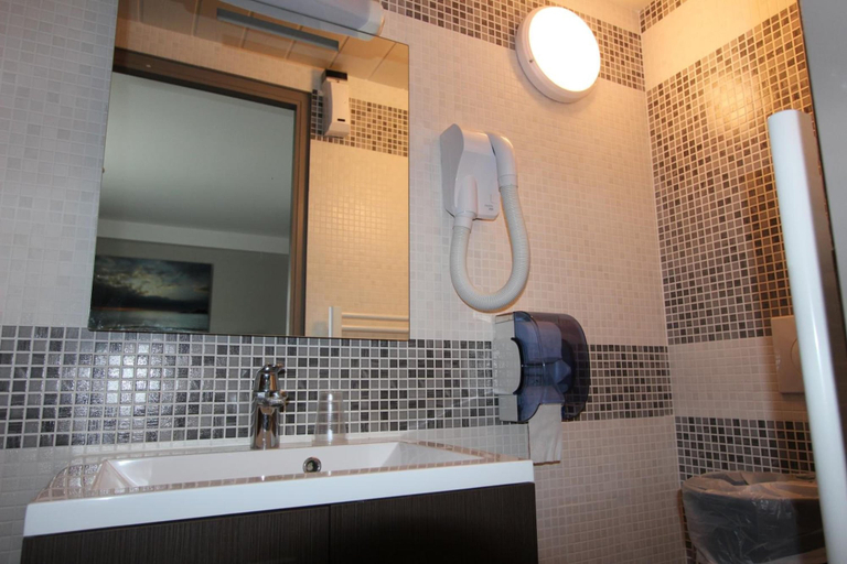 Bathroom 5, Residence Hoteliere Sarah Bernard, Morbihan