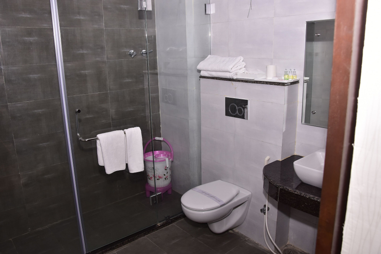 Bathroom 3, Ishanika Hotel, Lucknow