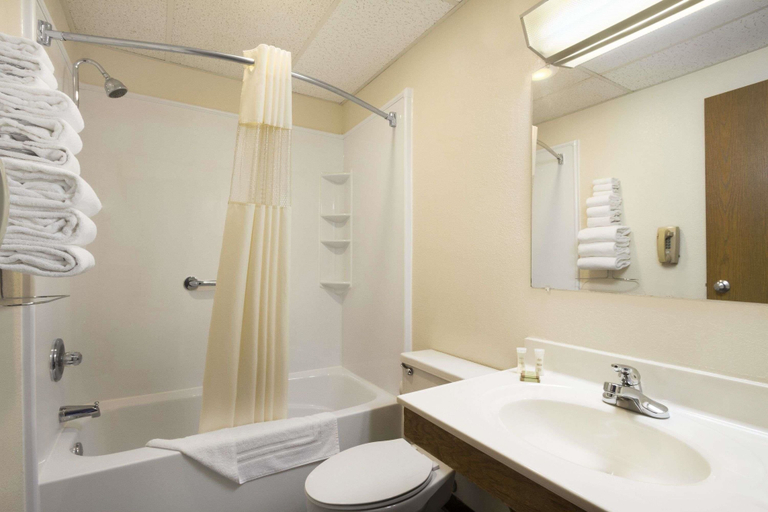 Bathroom 4, Super 8 by Wyndham Cuba, Crawford