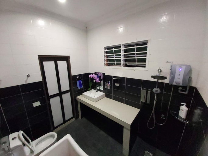 Bathroom 4, Villa Solihin, Shah Alam