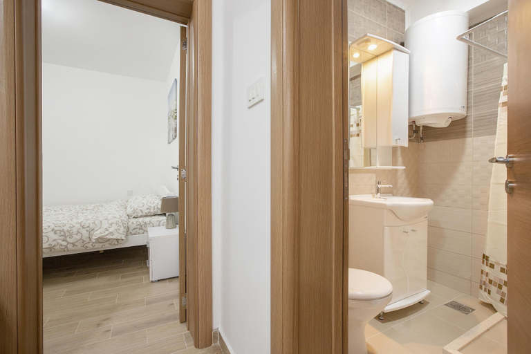 Bathroom 4, Muo Sea Front Apartments Kotor