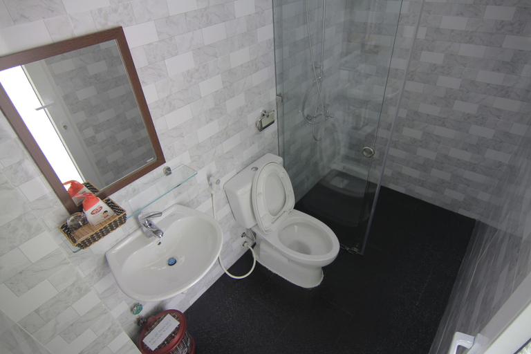 Bathroom 3, Chau Plus Homestay, Da Nang