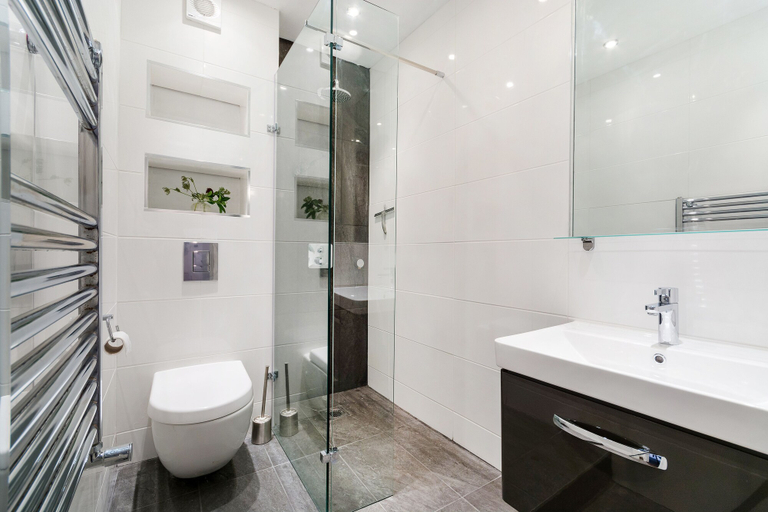 Bathroom 3, Covent Garden Dreams, London