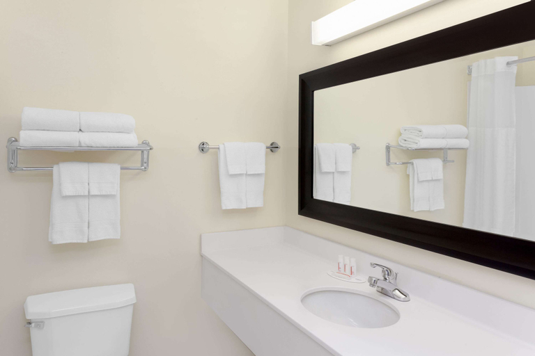 Bathroom 3, Baymont by Wyndham Fort Wayne, Allen