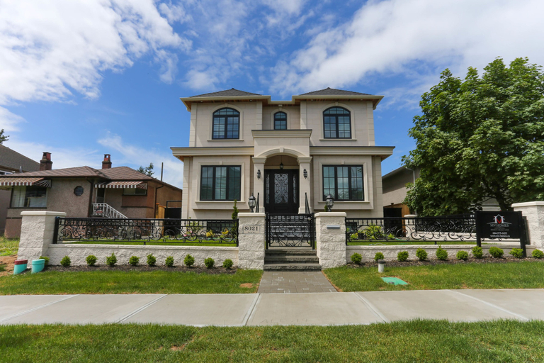 Exterior & Views