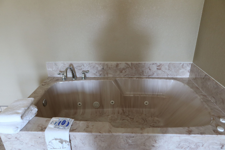 Bathroom 4, West Worth Inn and Suites, Tarrant