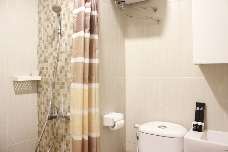 Bathroom 5, Luxurious Studio Room @ Grand Asia Afrika Apartment By Travelio, Bandung