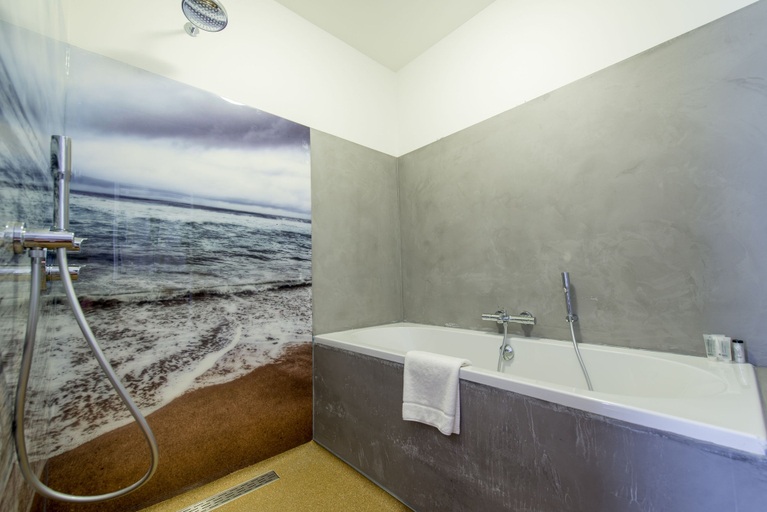 Bathroom 3, Boutique Hotel De Eilanden, Harlingen