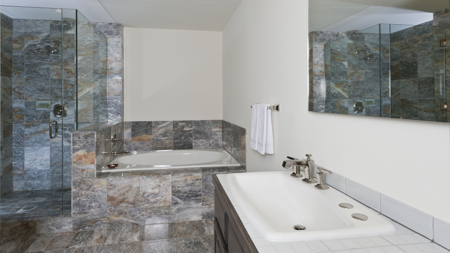 Bathroom 4, Knob Hill Inn, Blaine