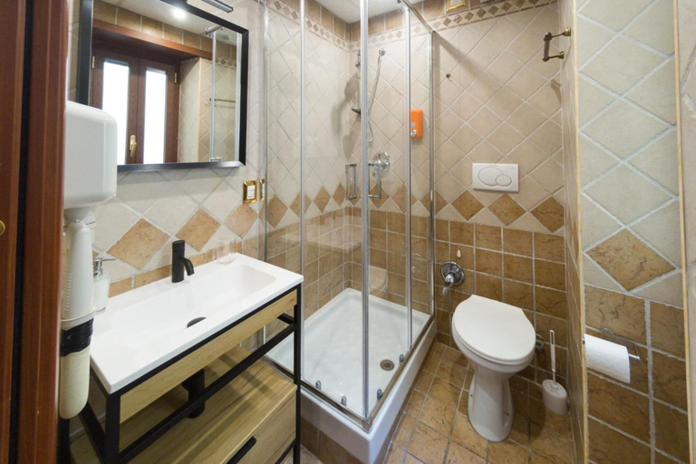 Bathroom 3, Cleopatra, Roma