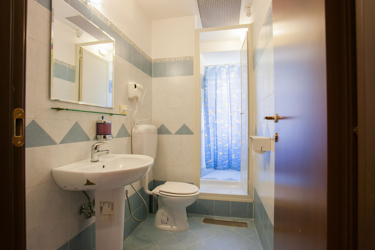 Bathroom 3, Legend R. G., Roma