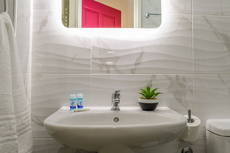 Bathroom 5, La Fleur, Thessaly