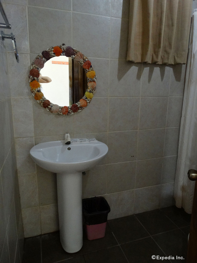 Bathroom 4, Whites and Greens Beach Resort, Panglao