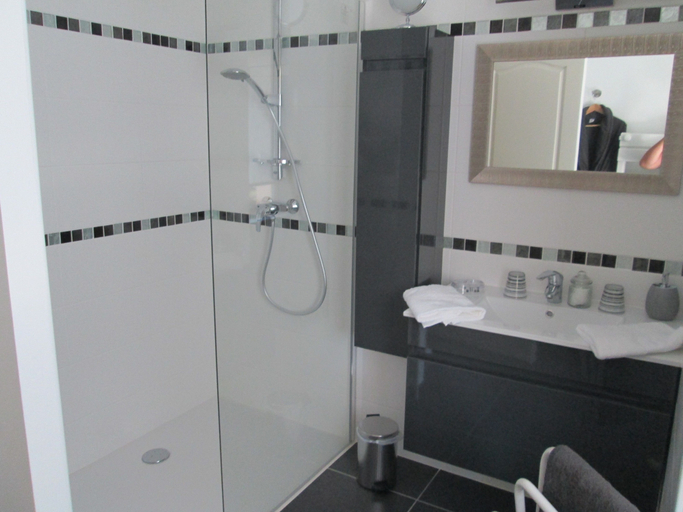 Bathroom 5, Les Jardins d'Ungaro, Lot