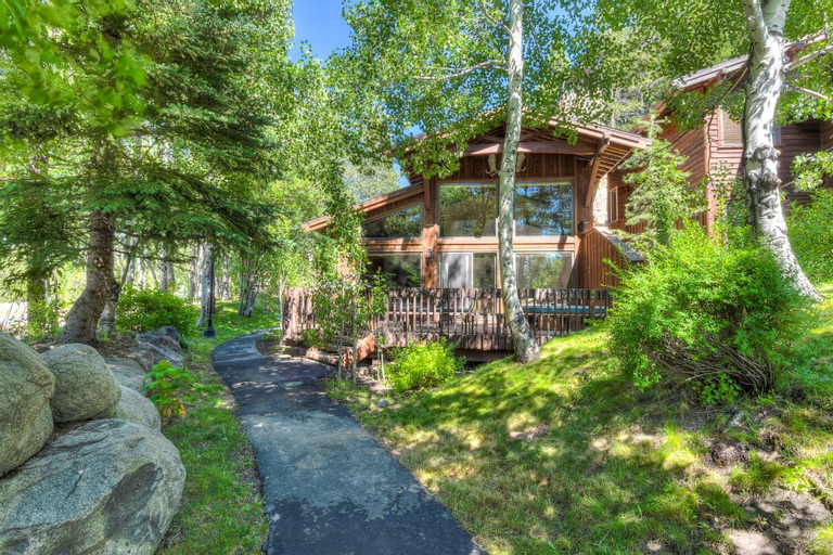 Ridge Court Barrel Relax in Private Hot Tub, Placer