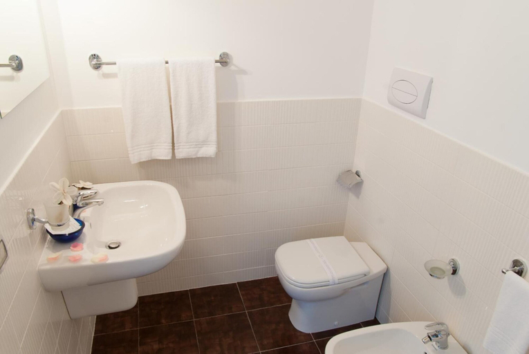 Bathroom 5, Bookbreakfast, Messina
