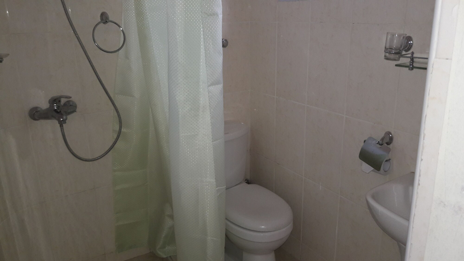 Bathroom 3, Royal Triangle Guest House, Akwapim South