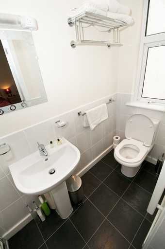 Bathroom 4, Cunard Apartments, Douglas
