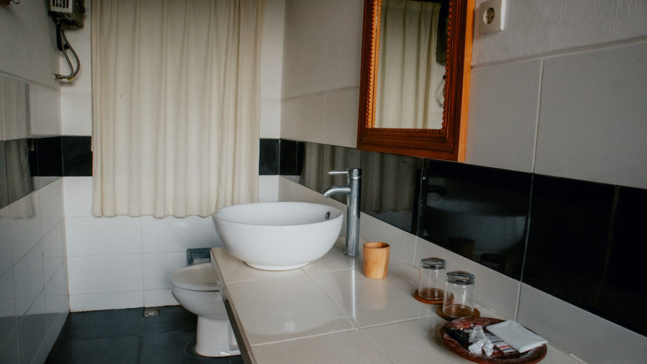 Bathroom 5, Puri Sunny Guesthouse, Buleleng