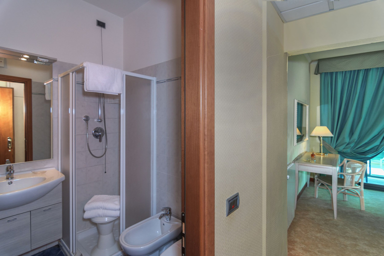 Bathroom 5, Hotel Siesta, Lucca