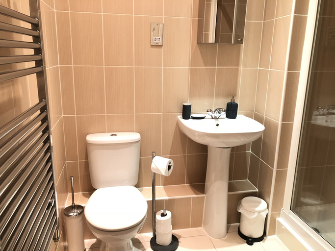 Bathroom 2, Park View 2 Bedroom By Creatick, Windsor and Maidenhead
