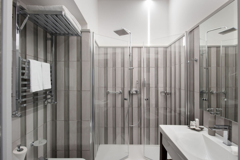 Bathroom 4, Villa Galidia, Napoli