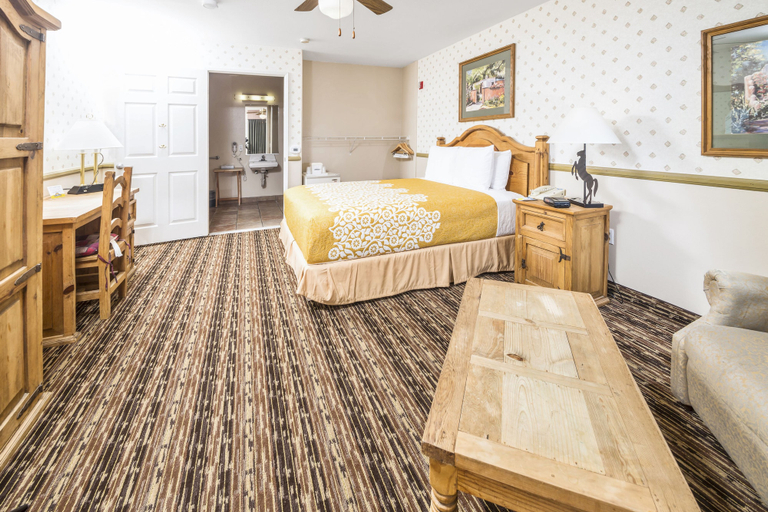 Bedroom 3, Days Inn by Wyndham Lebec, Kern