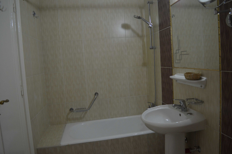 Bathroom 4, Happy City Hotel, 'Abdin