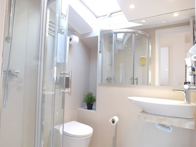 Bathroom 4, Alfamasweethome 1, Lisbon