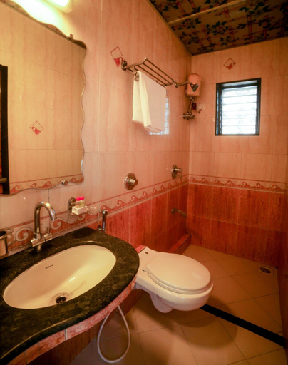 Bathroom 4, Hotel Lucky Near BKC, Mumbai Suburban