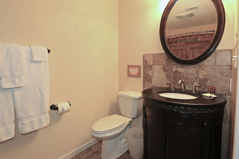 Bathroom 4, Square Inn, Hays