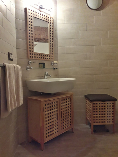Bathroom 4, Equirelais, Varese