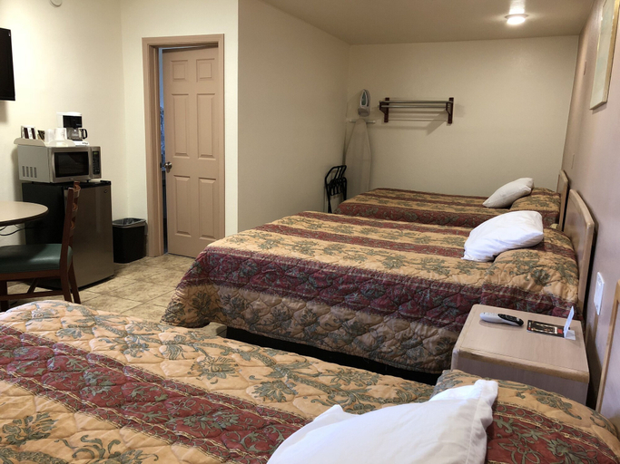 Bedroom 5, Topper Motel, Kern