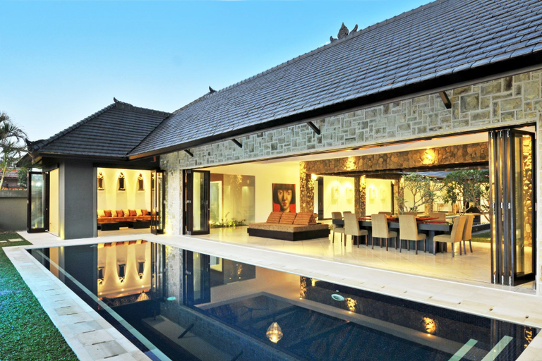 Exterior & Views
