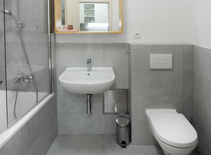 Bathroom 5, 7 Tales Apartments by Adrez Living, Praha 1