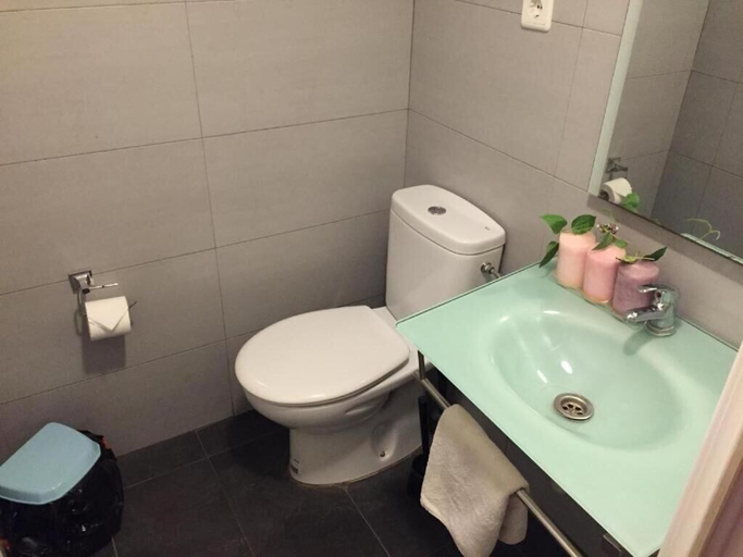 Bathroom 3, Pension Casa De Barca, Barcelona