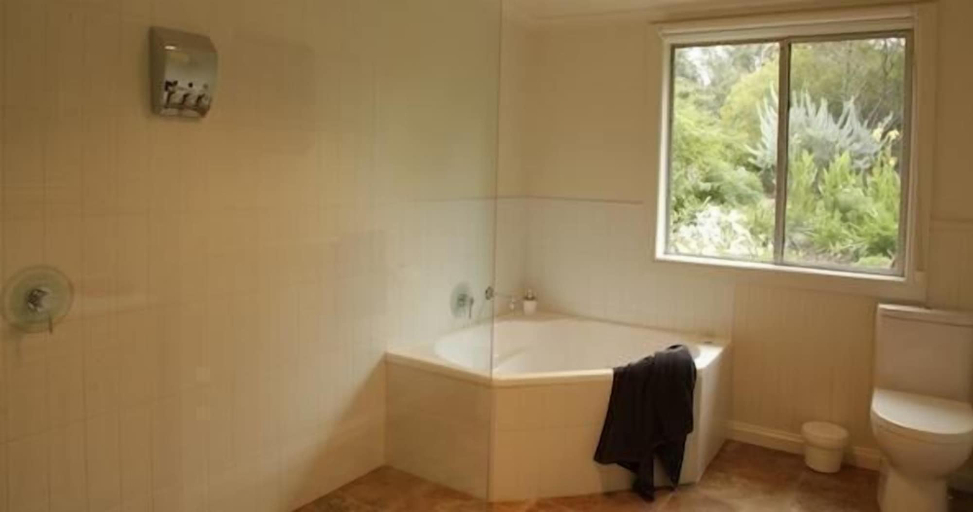 Bathroom, Wombat Hills Cottages, Mansfield