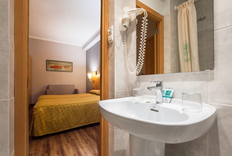 Bathroom 5, Hotel Lyon, Barcelona