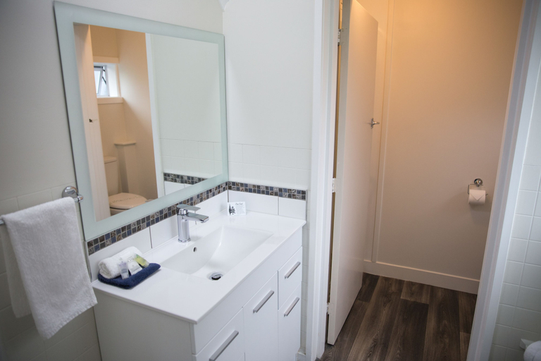 Bathroom 3, Harbour View Motel and Water Front Apartments, Western Bay of Plenty