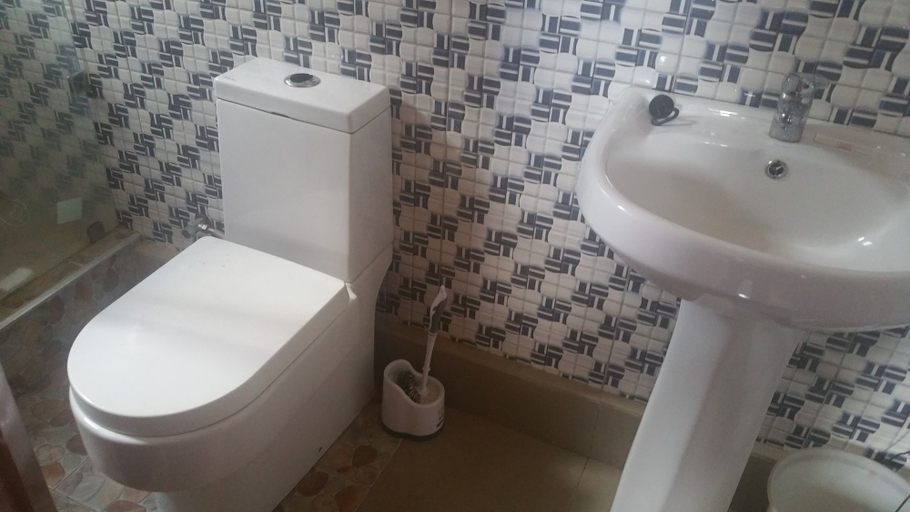 Bathroom 4, Permiss Ka Apartments, Accra
