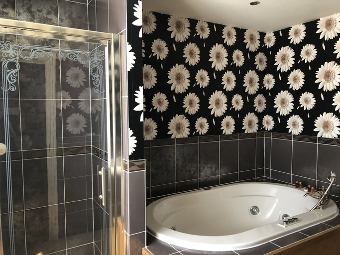 Bathroom 3, Calf's Head Hotel, Lancashire